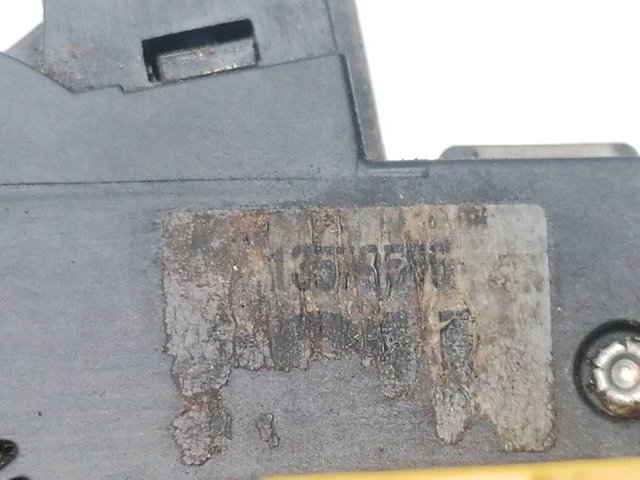 Zamek drzwi tylnych prawych 13503808 OPEL