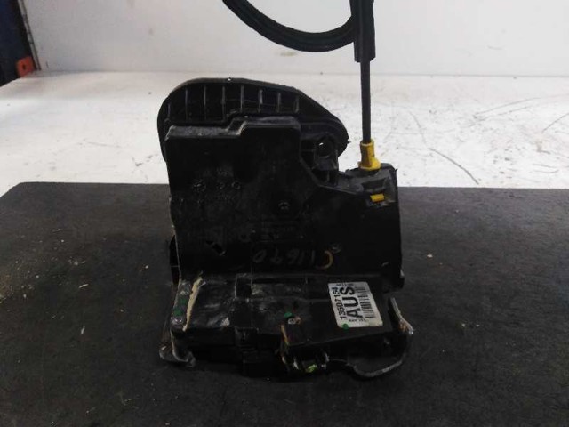 Zamek drzwi przednich prawych 13507154 OPEL