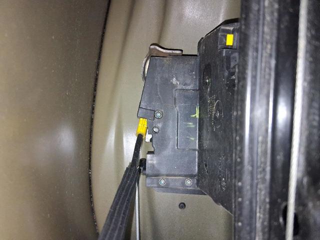 Zamek drzwi przednich lewych 13533588 OPEL
