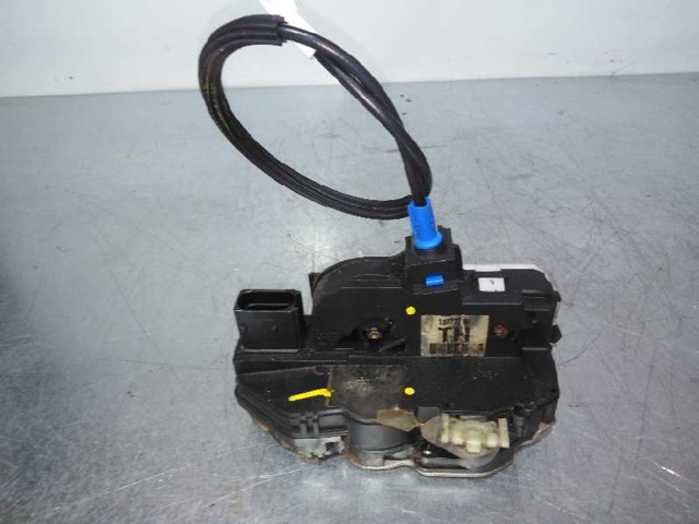 Zamek drzwi przednich prawych 13577984 OPEL