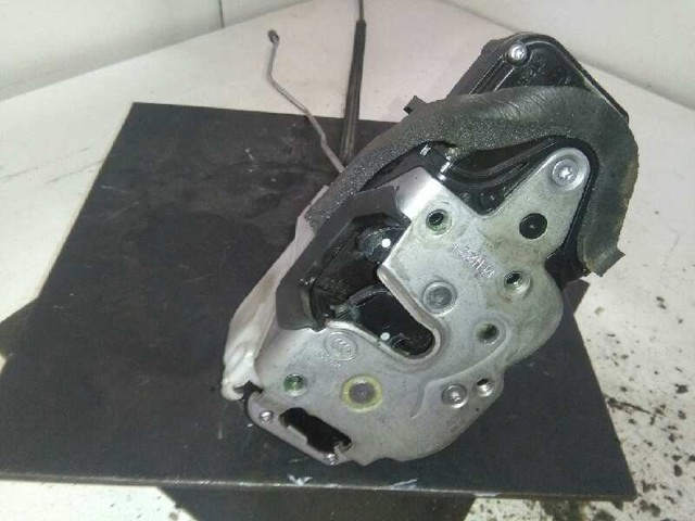 Zamek drzwi przednich prawych 13579523 OPEL