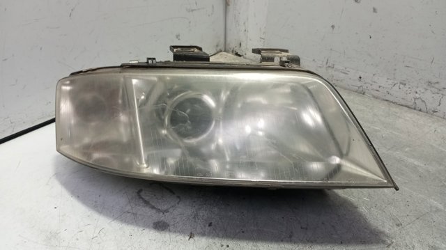 Reflektor prawy 14846800 VAG