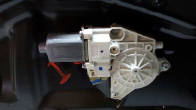 Mechanizm podnoszenia szyby drzwi przednich lewych 1647201579 MERCEDES