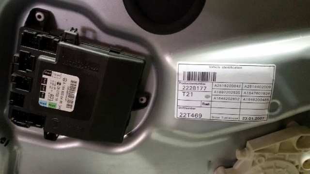 Mechanizm podnoszenia szyby drzwi przednich prawych 1647201679 MERCEDES