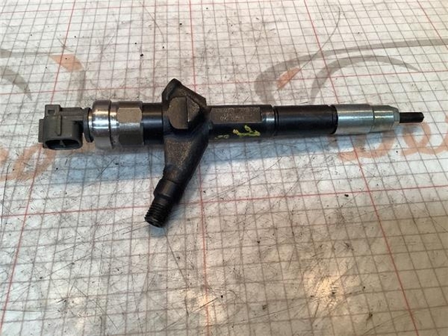 Wtryskiwacz paliwa 16600BN821 NISSAN