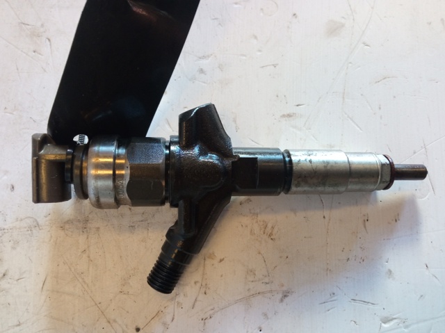 Wtryskiwacz paliwa 16613AA030 SUBARU