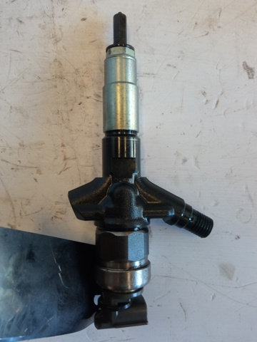 Wtryskiwacz paliwa 16613AA030 SUBARU