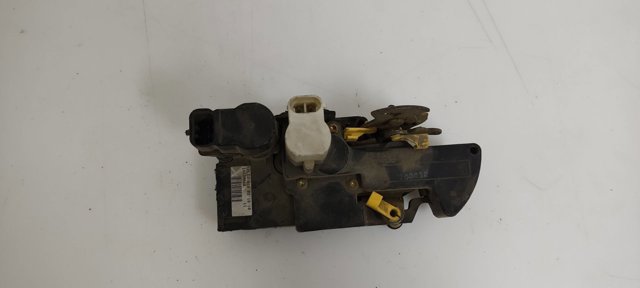 Zamek drzwi przednich prawych 16639860 OPEL