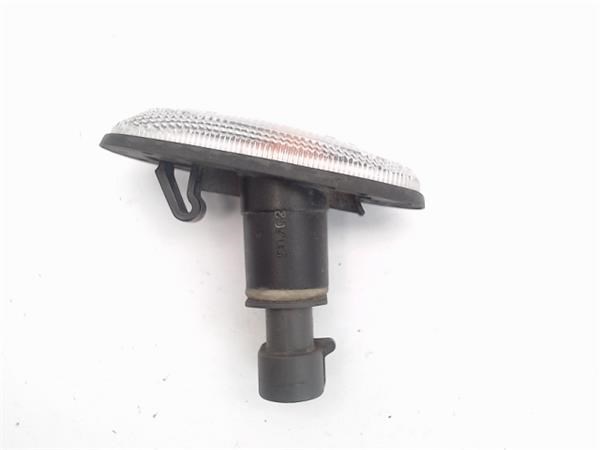 Powtarzacz kierunkowskazu na błotniku Opel Astra F69