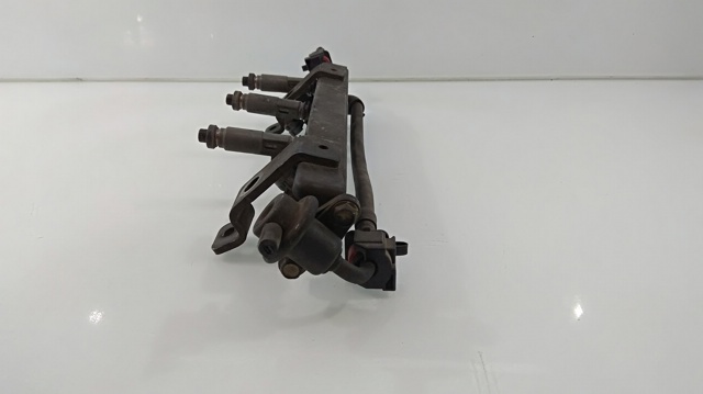 Regulator ciśnienia paliwa w listwie paliwowej Mazda 323 BJ