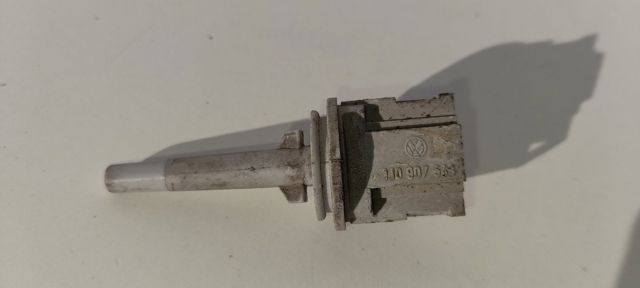 Czujnik temperatury płynu chłodzącego (włączenia wentylatora chłodnicy) 1J0907543 VAG