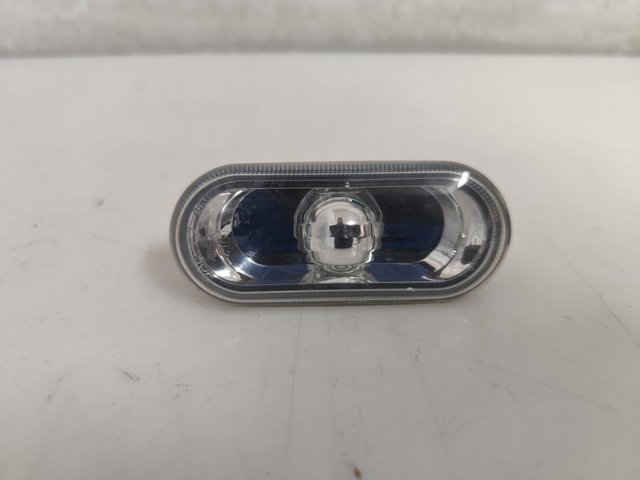 Powtarzacz kierunkowskazu na błotniku 1J0949117 VAG