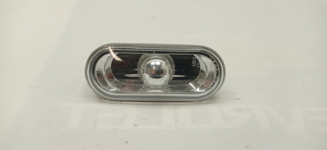 Powtarzacz kierunkowskazu na błotniku 1J0949117 VAG