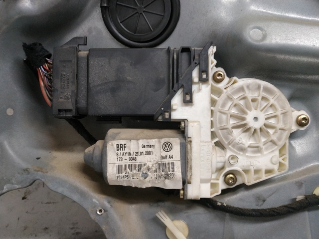 Mechanizm podnoszenia szyby drzwi przednich prawych 1J3837462F VAG