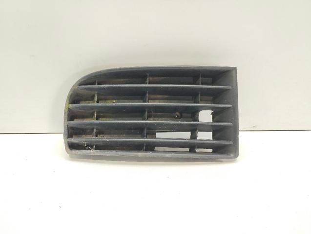 Zaślepka (kratka) lamp przeciwmgielnych zderzaka przedniego prawa 1K0853666 VAG