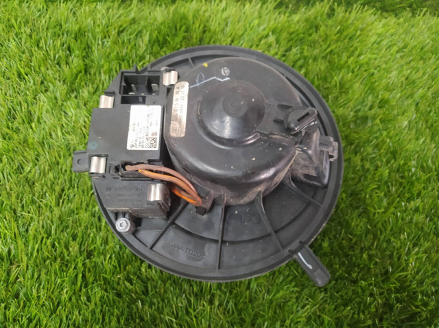 Wentylator elektryczny układu chłodzenia, kompletny (silnik+wirnik) lewy 1K0959455FB VAG