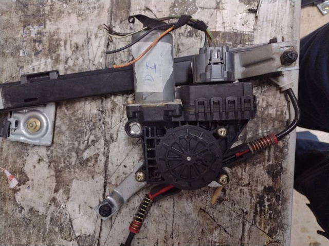 Mechanizm podnoszenia szyby drzwi przednich prawych 1S71F23200BX FORD