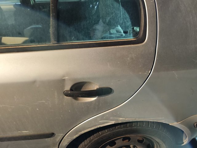 Pałąk zewnętrznej klamki drzwi przednich lewej 1U0837885B VAG