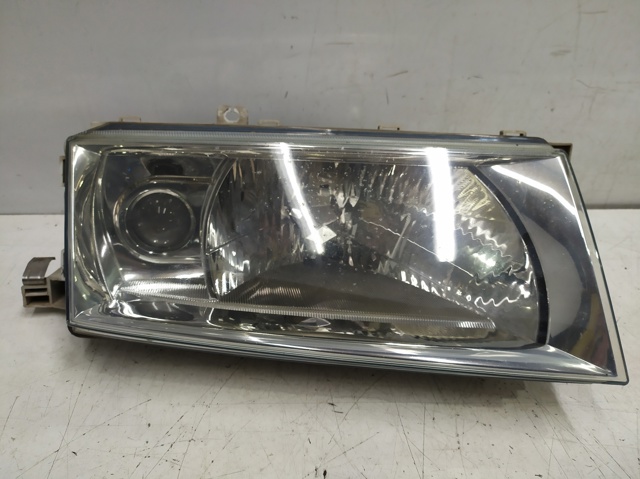 Reflektor prawy 1U1941016L VAG