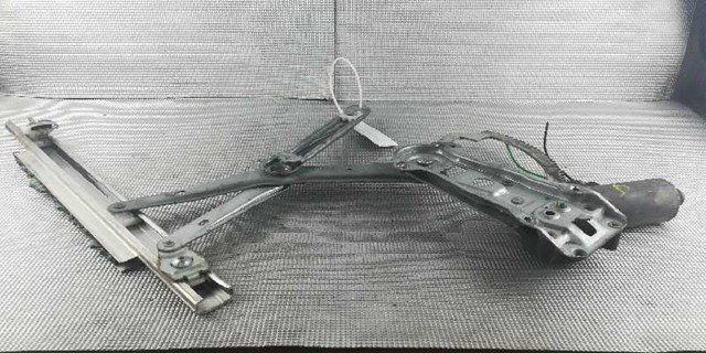 Mechanizm podnoszenia szyby drzwi przednich prawych 2027201646 MERCEDES