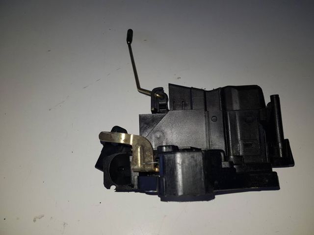 Zamek drzwi przednich prawych 2027204435 MERCEDES