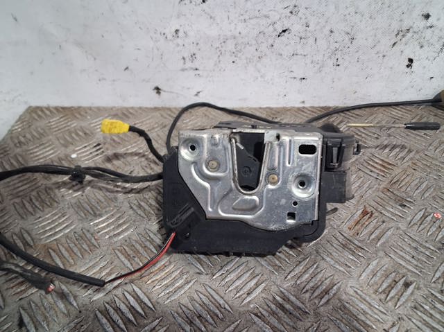 Zamek drzwi przednich prawych 2037200435 MERCEDES
