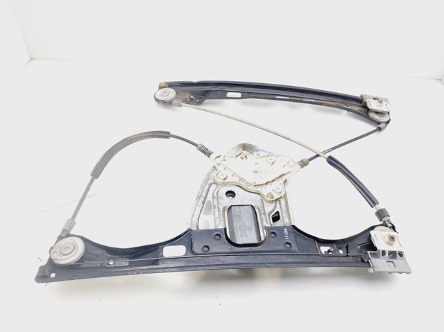 Mechanizm podnoszenia szyby drzwi przednich prawych 2037201646 MERCEDES