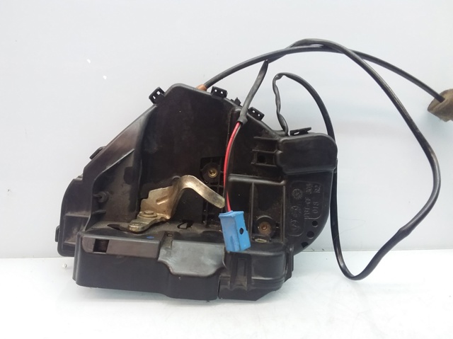 Zamek drzwi tylnych prawych 2037300235 MERCEDES