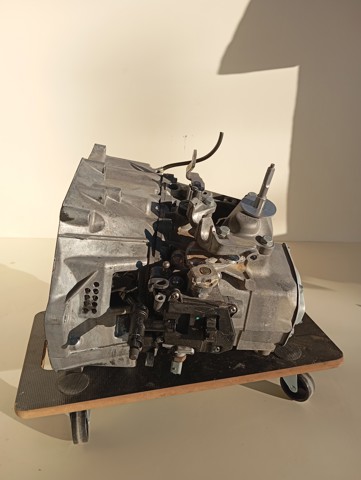 Mechaniczna skrzynia biegów w komplecie 20EA33 PEUGEOT