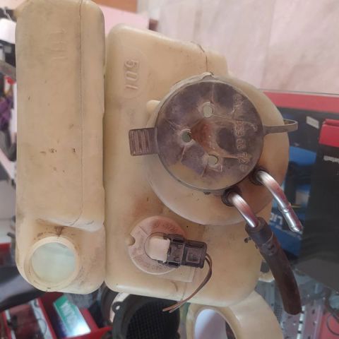 Zbiorniczek spryskiwacza szyb 2108691220 MERCEDES