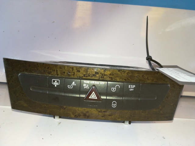 Przycisk włączania światła awaryjnego 2116800552 MERCEDES