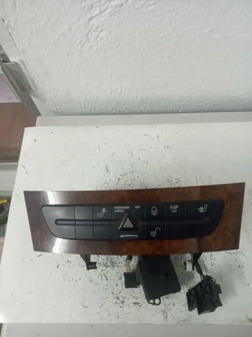 Przycisk włączania światła awaryjnego 2116800552 MERCEDES