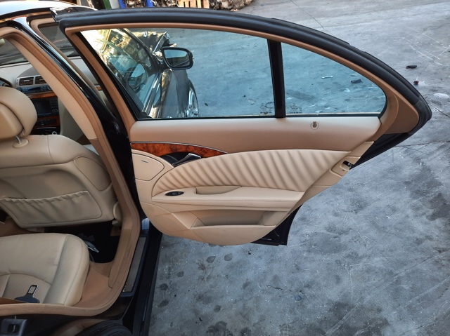 Drzwi tylne prawe 211730020528 MERCEDES
