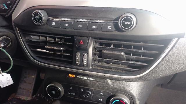 Przycisk włączania światła awaryjnego Ford Focus 4 HP