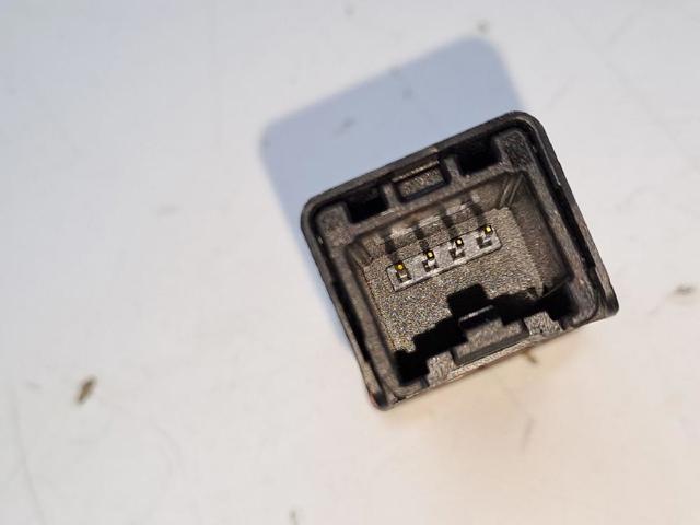 Przycisk włączania światła awaryjnego Ford Focus 4 HP