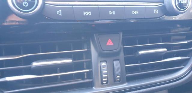 Przycisk włączania światła awaryjnego Ford Focus 4 HP