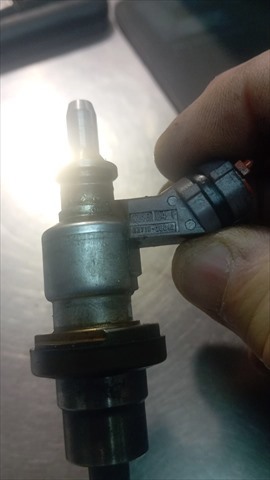 Regulator ciśnienia paliwa w listwie paliwowej Toyota Avensis 3 T27