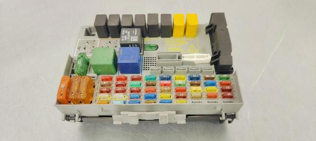 Skrzynka bezpieczników Opel Astra F69