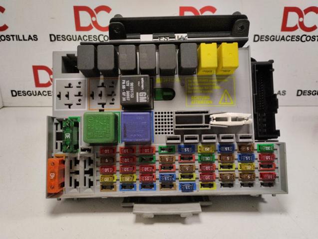 Skrzynka bezpieczników Opel Astra F69