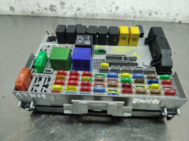 Skrzynka bezpieczników Opel Astra F69