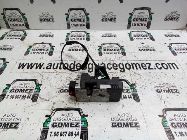 Zamek drzwi tylnych prawych 24414131 OPEL