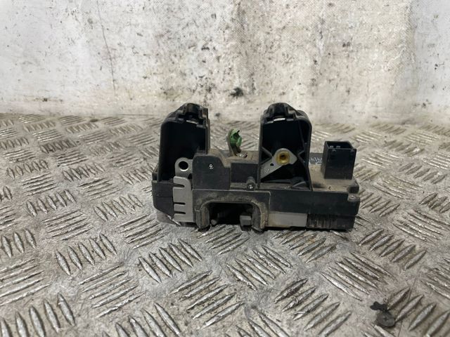 Zamek drzwi tylnych prawych 24414135 OPEL