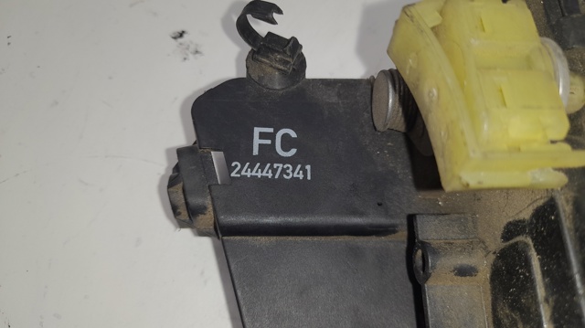 Zamek drzwi przednich prawych 24447341 OPEL