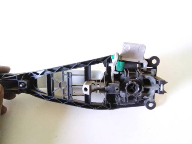 Pałąk zewnętrznej klamki drzwi przednich prawej 24463524 OPEL