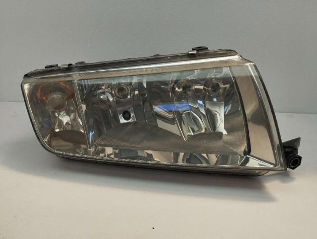 Reflektor prawy 246366 VAG