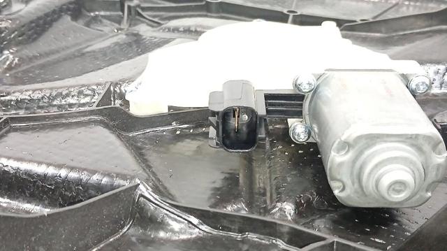 Mechanizm podnoszenia szyby drzwi przednich lewych Ford Focus 4 HN