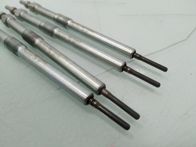 Świeca żarowa 250403021 NISSAN