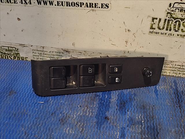 Panel przyciskowy sterowania podnośnikiem szyby przedni lewy 25401JG41D NISSAN