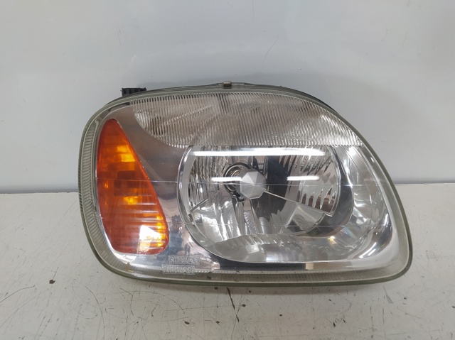 Reflektor prawy 260101F511 NISSAN