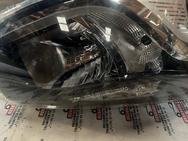 Reflektor prawy Renault Trafic 3